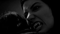 A Girl Walks Home Alone At Night - EXTRAIT VOST "Sois bien sage"