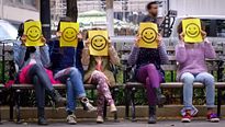 Le clip de "You're Never Fully Dressed Without a Smile" par Sia