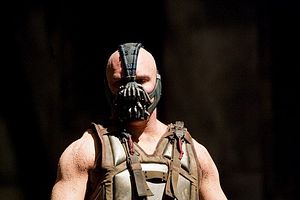 quel acteur joue bane dans batman