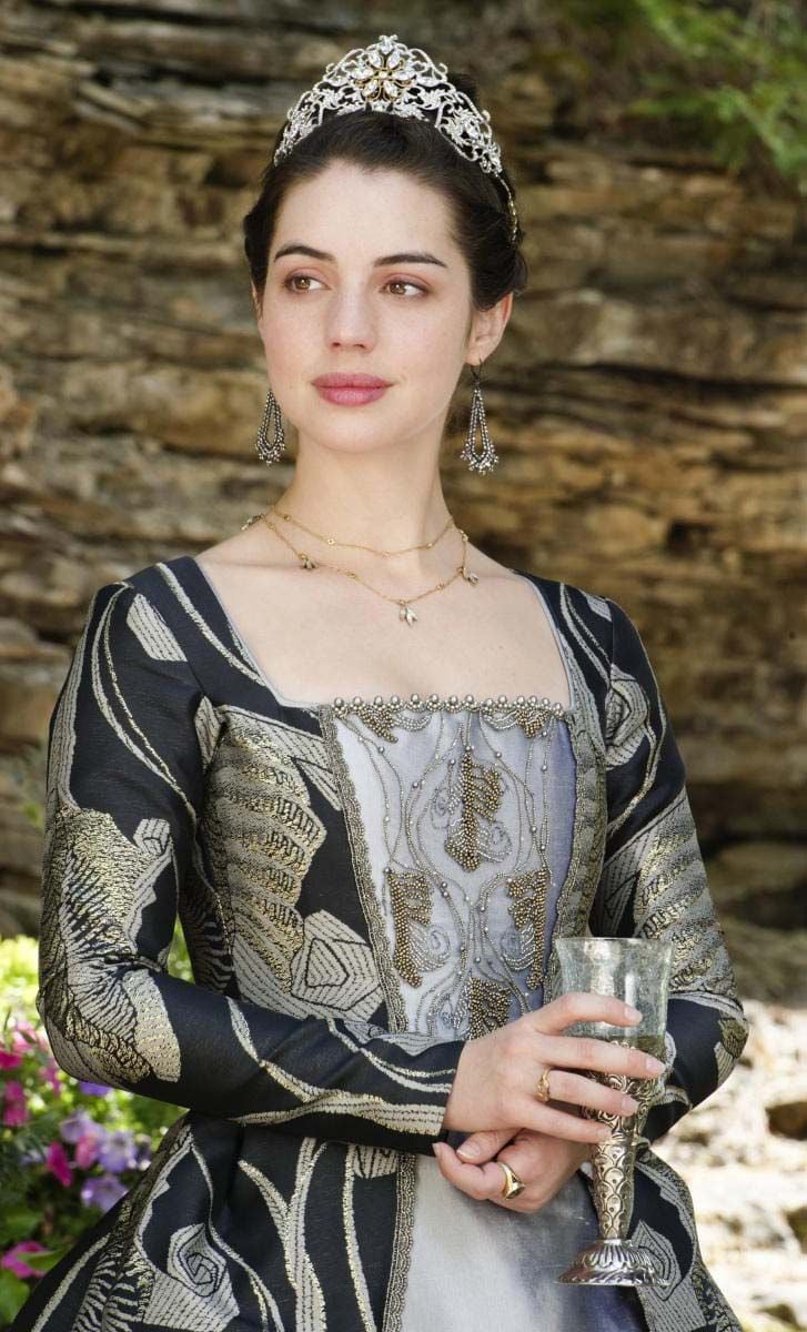 Reign le destin d'une reine Photo Adelaide Kane 80 sur 499 AlloCiné