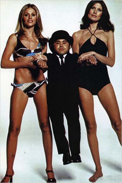 L'Homme au pistolet d'or : photo Britt Ekland, Guy Hamilton, Herve Villechaize, Ian Fleming, Maud Adams