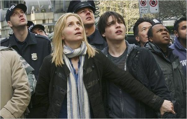 V (2009) : photo Elizabeth Mitchell, Logan Huffman