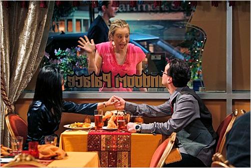 The Big Bang Theory : photo Aarti Mann, Johnny Galecki, Kaley Cuoco