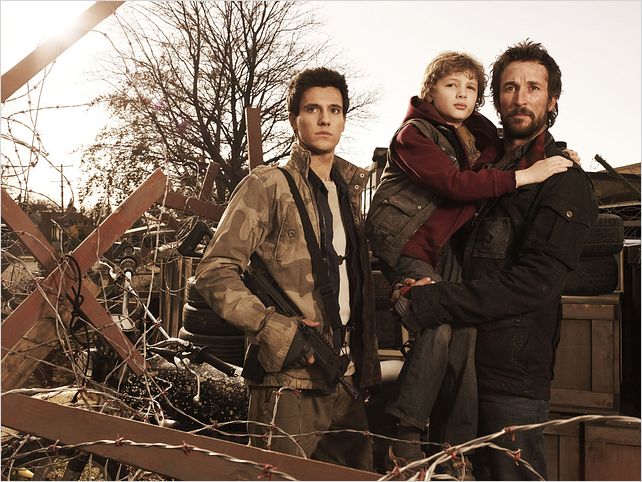 Falling Skies : Photo Drew Roy, Maxim Knight, Noah Wyle