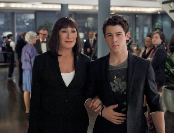 Smash : photo Anjelica Huston, Nick Jonas