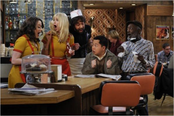 Photo Beth Behrs, Garrett Morris, Jonathan Kite, Kat Dennings, Matthew Moy