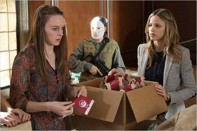 Films Et Séries Tv Avec Halston Sage Photo de Halston Sage dans la série Crisis : Photo 11 sur 17 - AlloCiné
