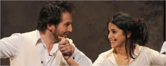 Théâtre : Leïla Bekhti fait ses premiers pas sur les planches ! [PHOTOS + VIDEO]