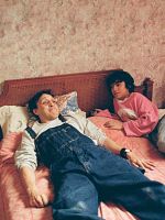 poster de Seis meses en el edificio rosa con azul