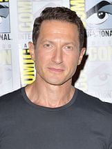 photo de Sasha Roiz