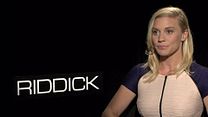 image de Katee Sackhoff face à Riddick