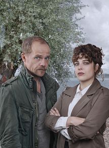 Affiche de Meurtres en eaux troubles : L'arbre à souhaits, film à voir en streaming sur Pygargue