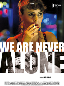 Affiche de Nous ne sommes jamais seuls, film à voir en streaming sur Pygargue