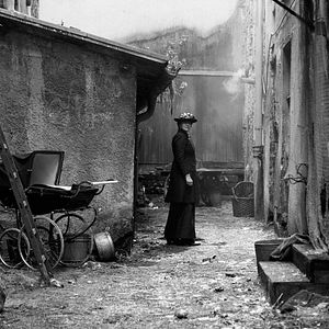 Photo La Jeune femme à l’aiguille