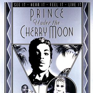 Photo Under the cherry moon