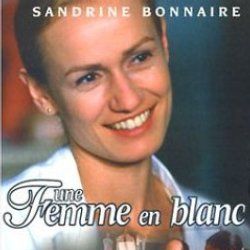 Photo Une femme en blanc