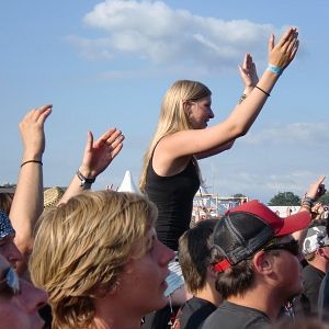 Photo Metaller die auf Brüste starren