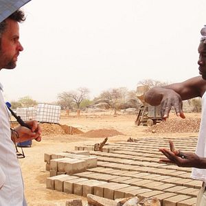 Photo Knistern der Zeit - Christoph Schlingensief und sein Operndorf in Burkina Faso