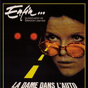 Photo La Dame dans l'auto avec des lunettes et un fusil