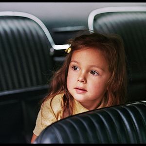 Photo La Dame dans l'auto avec des lunettes et un fusil