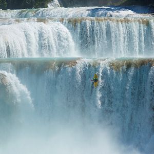 Photo Chasing Niagara