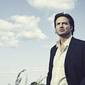 Photo Aden Young