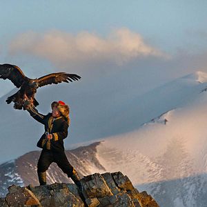 Photo La jeune fille et son aigle