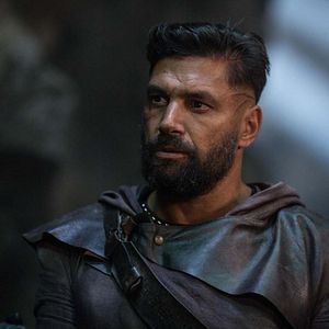 Photo Manu Bennett
