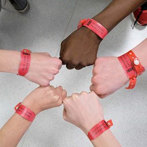 Photo Les Bracelets rouges