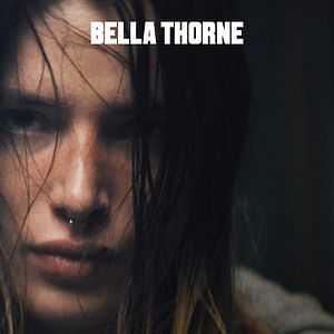 Photo Girl - La Fille à la hache