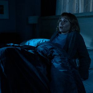 Photo La Femme qui habitait en face de la fille à la fenêtre