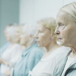 Photo Une femme sur le toit