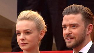 image de Justin Timberlake et l'équipe des Coen sur les marches...