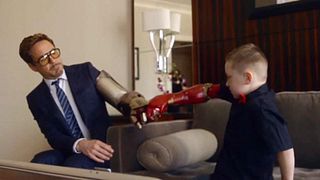 image de Iron Man (Robert Downey Jr.) offre un bras bionique à un enfant