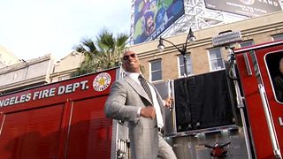 image de Dwayne Johnson arrive au cinéma sur un camion de pompier ! 