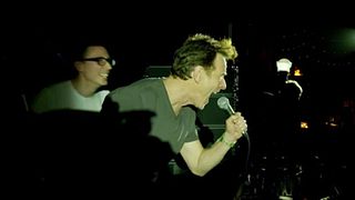 image de Bryan Cranston, DJ improvisé, met le feu à un concert