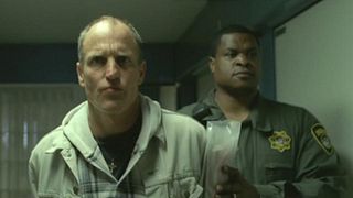 image de Woody Harrelson sort de prison grâce à U2