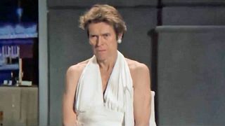 image de Willem Dafoe se prend pour Marilyn Monroe dans une pub