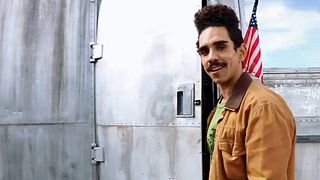 image de Pablo Bolivar vous fait visiter la caravane d'Ash dans la série Evil Dead