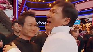 image de Jackie Chan retrouve avec émotion ses premiers élèves sur un plateau de télévision chinois