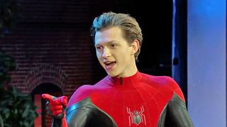 image de Tom Holland s'invite chez Jimmy Kimmel dans son nouveau costume de Spider-Man