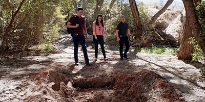 poster de la série Un pied dans la tombe