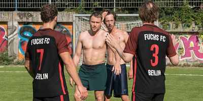 poster de la série Isolés en surface, mais connectés en dessous