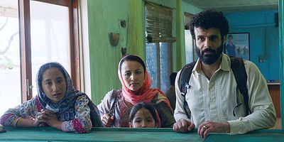 poster de la série Les circonstances qui les ont amenés ici