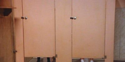 poster de la série Les Toilettes