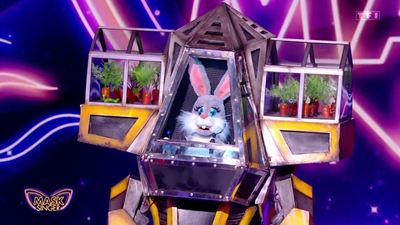 Mask Singer 2024 : qui se cache derrière le costume du Robot lapin ? Nos pronostics