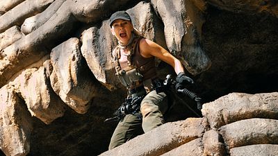 image de la news "Ils ont laissé les pires ici" : Scarlett Johansson en mauvaise posture dans la nouvelle bande-annonce de Jurassic Word 4
