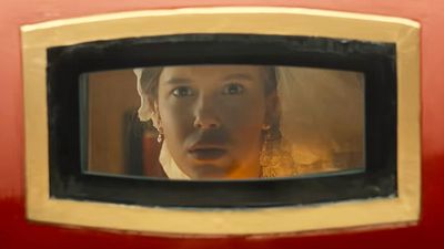 image de la news Plus forte que Stranger Things ? Six mois après la fin de la série, Millie Bobby Brown est de retour sur Netflix pour le prouver !