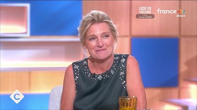 image de la news C à vous : on sait si Anne-Elisabeth Lemoine rempile à la rentrée !