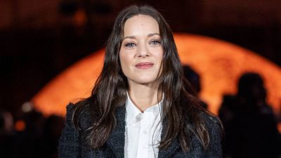 image de la news C'est l'un des livres les plus lus de tous les temps et Marion Cotillard va jouer dans son adaptation ciné avec la star de Fallout